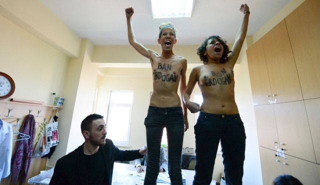 Femen activists stage anti-Erdogan protest at Istanbul polling station - PHOTO+VIDEO