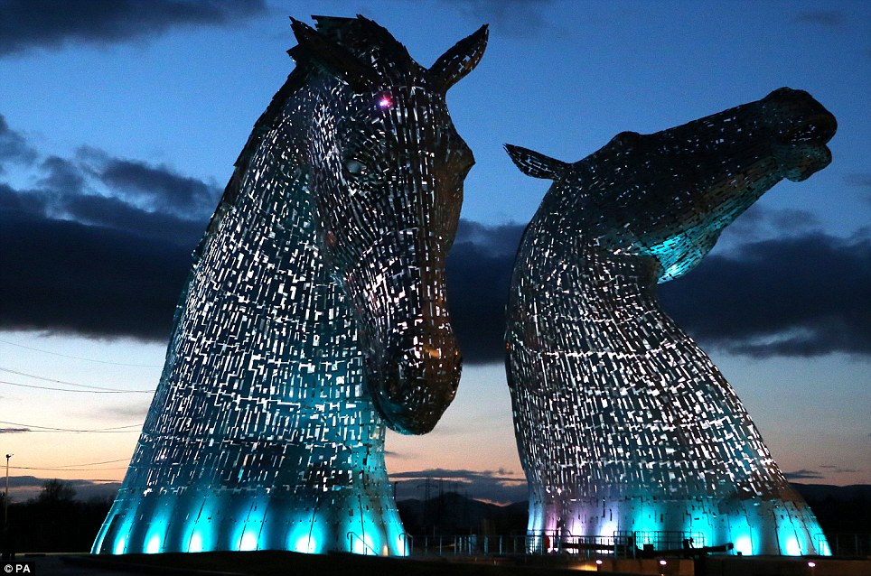 300-tonne steel horse 'Kelpies' glowing in the Scottish night sky - PHOTO