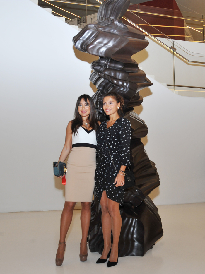 Azeri first lady attends exhibition of UK sculptor Tony Crag - PHOTO