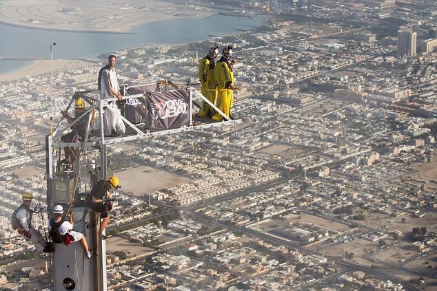 World base jump record by leaping off 2,717ft tallest building - PHOTO+VIDEO