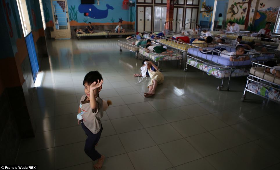Heartbreaking pictures show even now babies in Vietnam - PHOTO
