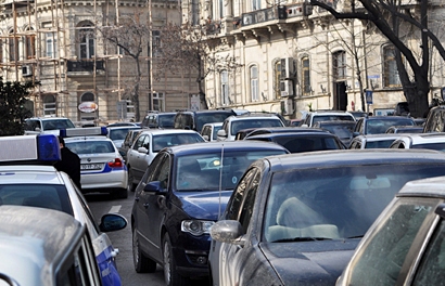 В центре Баку образовалась автомобильная пробка