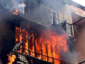 В Баку горит здание банка