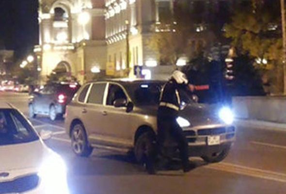 В центре Баку «Porsche» едва не переехал полицейского