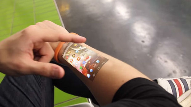 Необычный браслет превратит руку владельца в экран смартфона