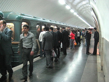 Bakı metrosunda qadın kişi davası - VİDEO