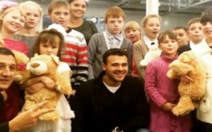 Emin Ağalarov 3500 uşağı sevindirdi