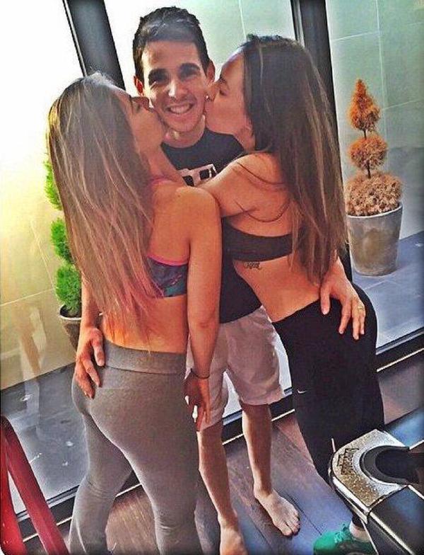 Chelsea star Oscar posts picture with sister, Twitter finds something wrong with it