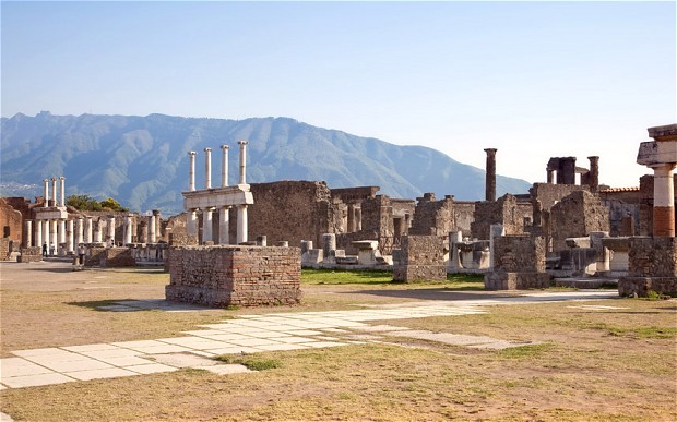 Guilty thieves return ancient Roman objects to Pompeii