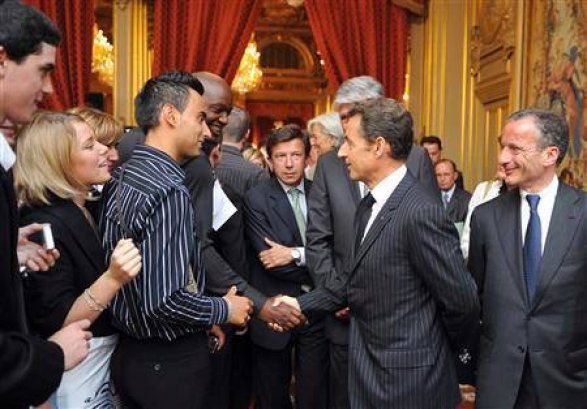 Саркози жмет руку террористу