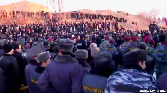 Armenians protest over Russian soldier accused of killing family