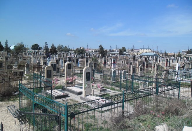 В Баку семья живет на кладбище