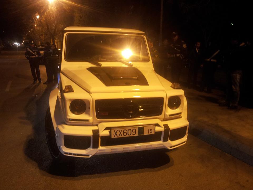 В Баку водитель бросил на улице 300-тысячный автомобиль