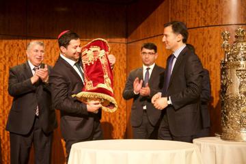 Azerbaijani Jews receive Sefer Torah from Jewish community of Los Angeles