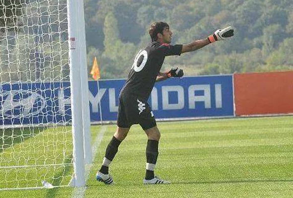 Азербайджанский вратарь пропустил гол с центра поля