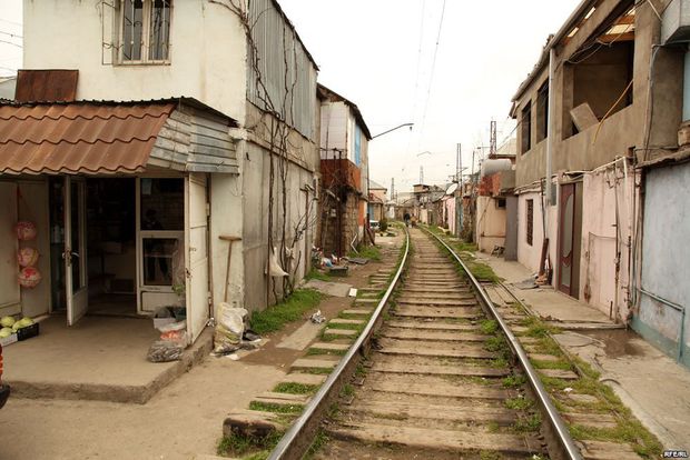 Dəmir yollarına yaxın tikilmiş evlər sökülə bilər