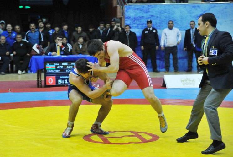 В Баку начался чемпионат по борьбе