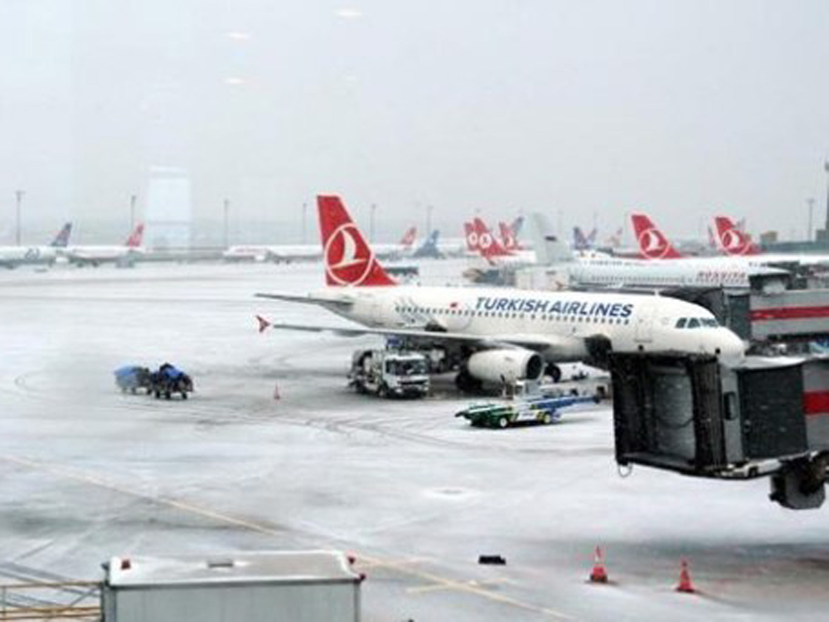 В стамбуле отменили. Туркиш Эйрлайнс самолет в аэропорту Стамбула. Turkish Airlines аэропорт базирования. Туркиш Эйрлайнс Домодедово. Снегопад в аэропорту.