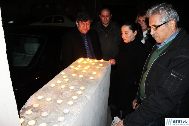 Церемония памяти у дома Эльмара Гусейнова