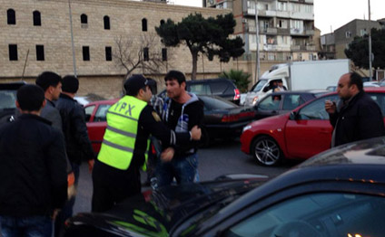 Ata və iki oğlu yol polislərini döydü - Bakıda