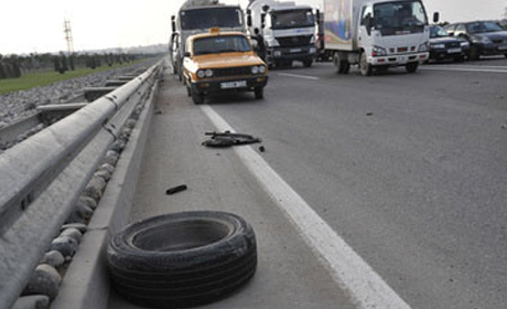 Yol polisi ağır qəzaya düşdü: 5 nəfər yaralandı