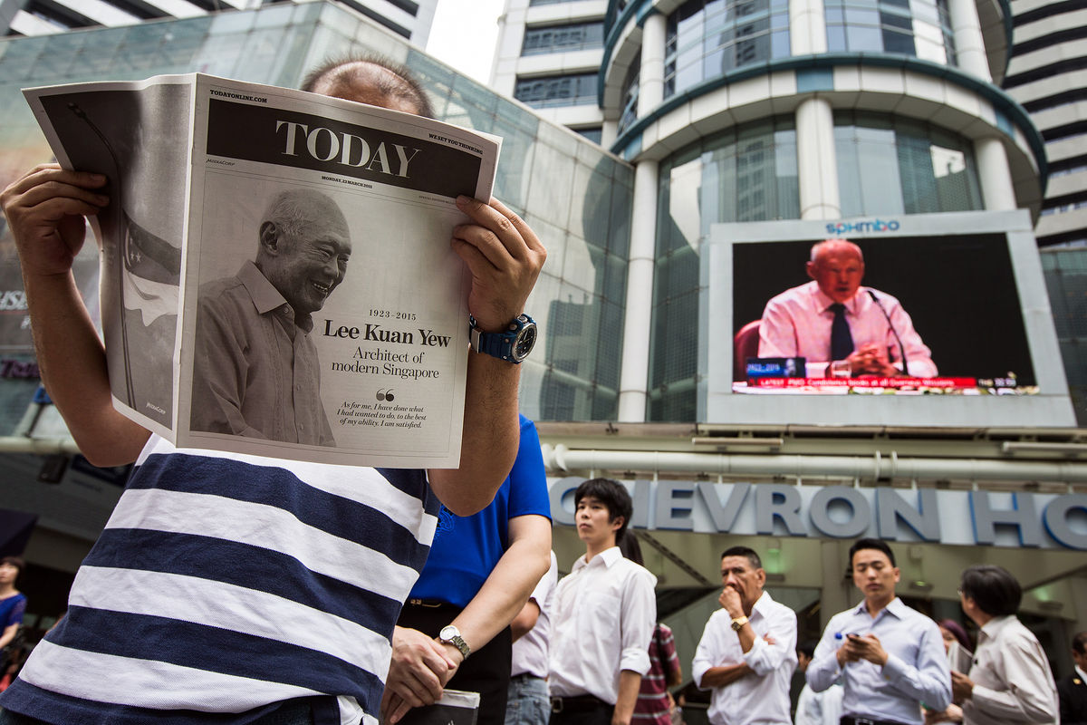 Singapore extends viewing for Lee with mile-long line