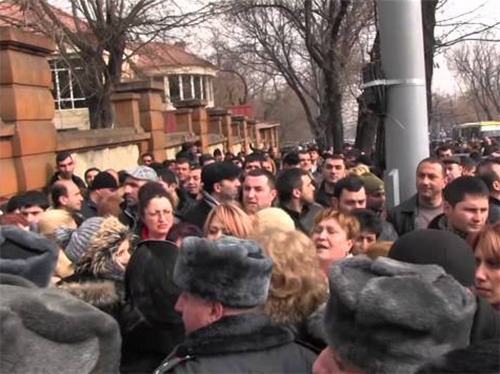 Parents of deceased Armenian soldiers stage protest outside Presidential Administration of Armenia