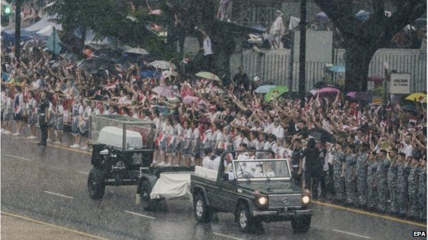 Lee Kuan Yew: Singapore holds funeral procession