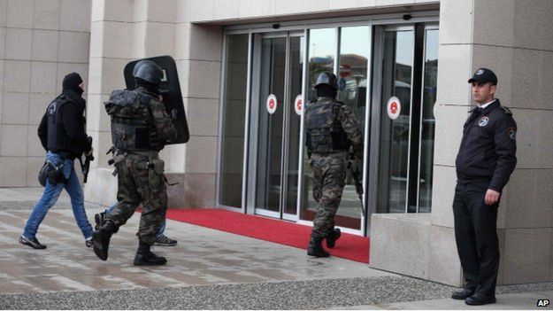 Bloody end to Turkey prosecutor hostage crisis