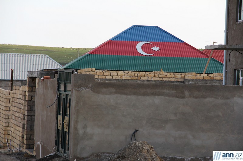 Дом, покрытый флагом Азербайджана