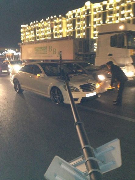В Баку ветер обрушил столб на автомобиль