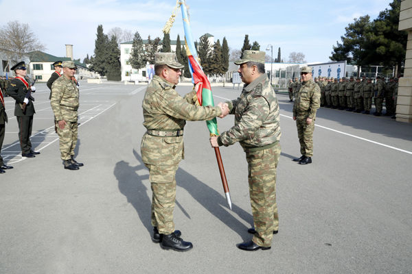 Закир Гасанов вручил боевые знамена