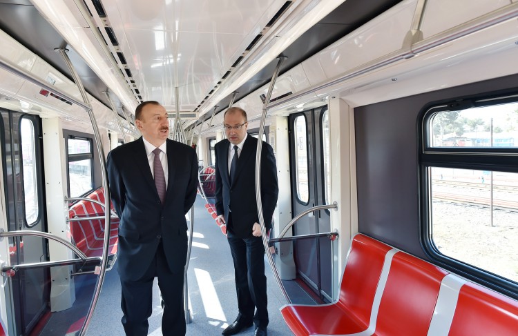İlham Əliyev yeni metro qatarları ilə tanış oldu - Video+Fotolar