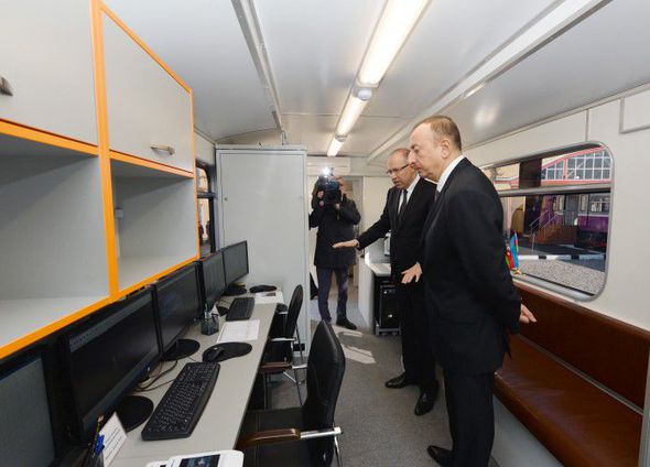 Ильхам Алиев ознакомился с новыми вагонами метро