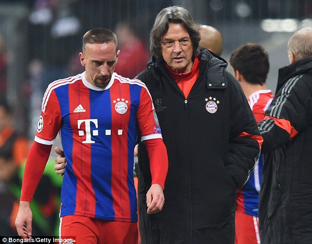 Bayern Munich doctor Hans-Wilhelm Muller-Wohlfahrt and members of his department quit