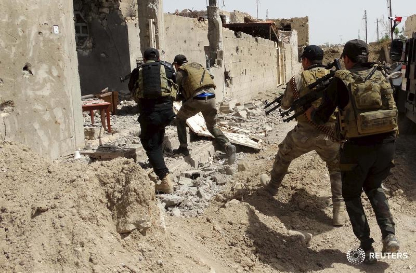 Iraqi forces fight IS militants at gates of Anbar provincial capital