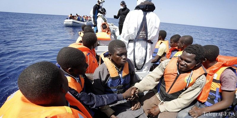 В Средиземном море тонет корабль с 650 мигрантами