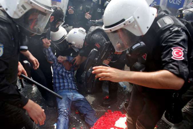 Более 200 протестующих задержаны в Стамбуле