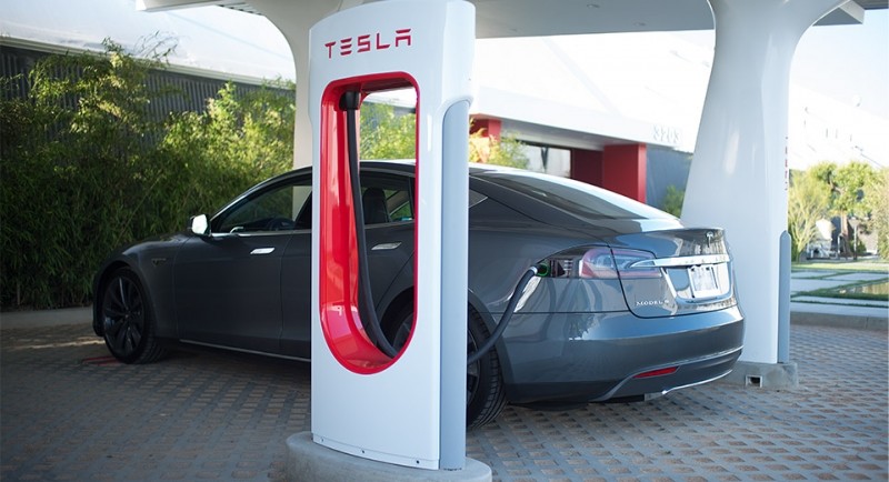 Tesla unveils batteries to power homes