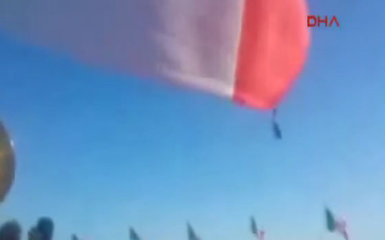 Əsgər dövlət bayrağı ilə birgə havaya uçdu - VİDEO