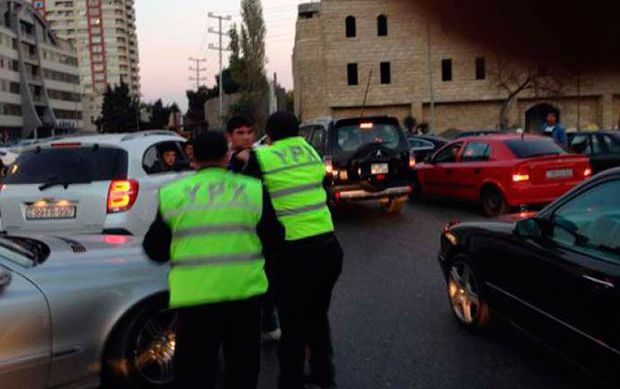 Bakıda yol polisini döydülər