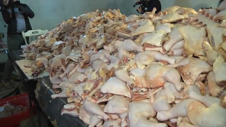 В Баку выявлен незаконный цех по разделке мяса птицы