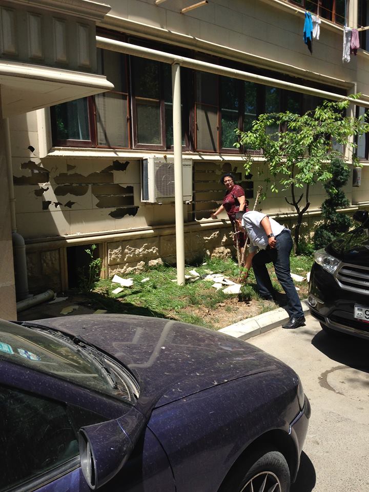 Жители Баку демонтируют злополучную облицовку