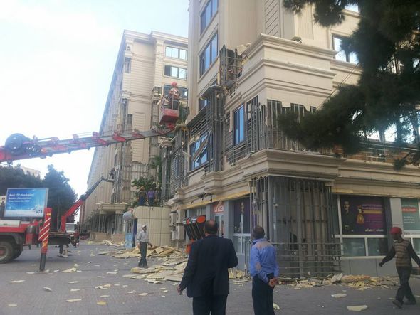 Bakıda binalardan penoplast üzlüklərin sökülməsinə başlanılıb - FOTO