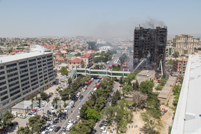 Yanan binanın ətrafındakı binaların üzlükləri sökülür