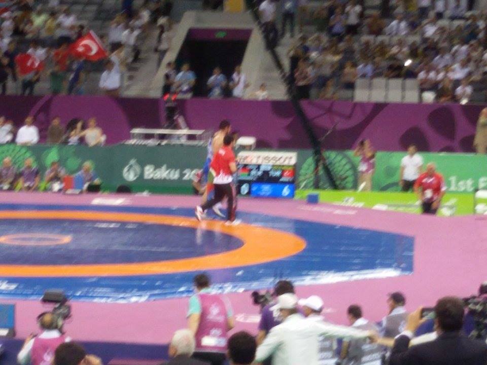 Турецкий спортсмен с азербайджанским флагом
