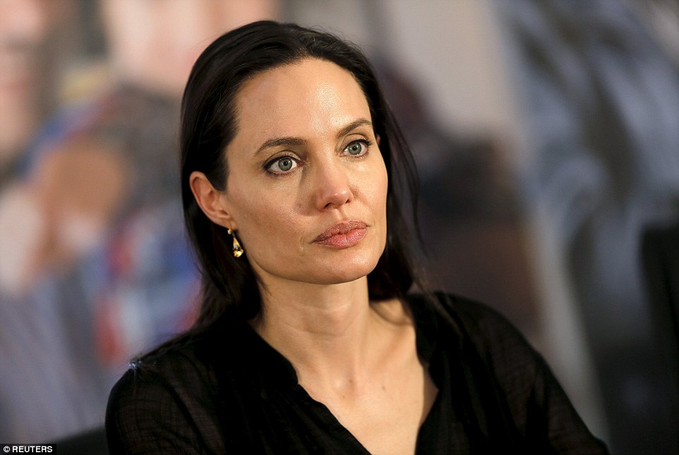 Jolie visits Syrian refugees in Turkey