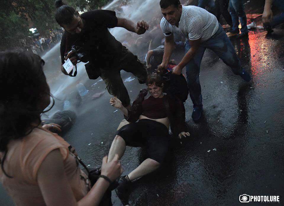 В Ереване возобновилась масштабная акция протеста