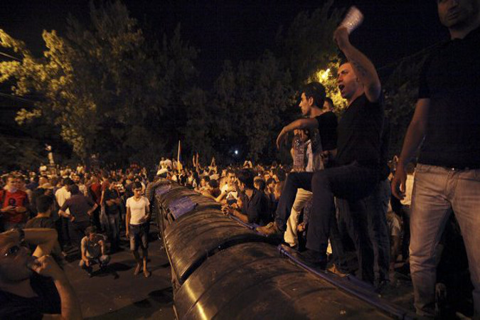 Протесты охватили Армению
