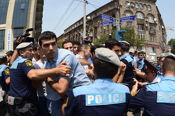 Ermənistan hökuməti etirazçıların tələbinə 